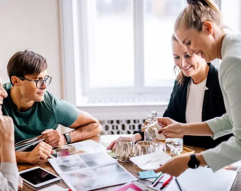 Un groupe de personnes en train de discuter d’un projet autour d’une table.