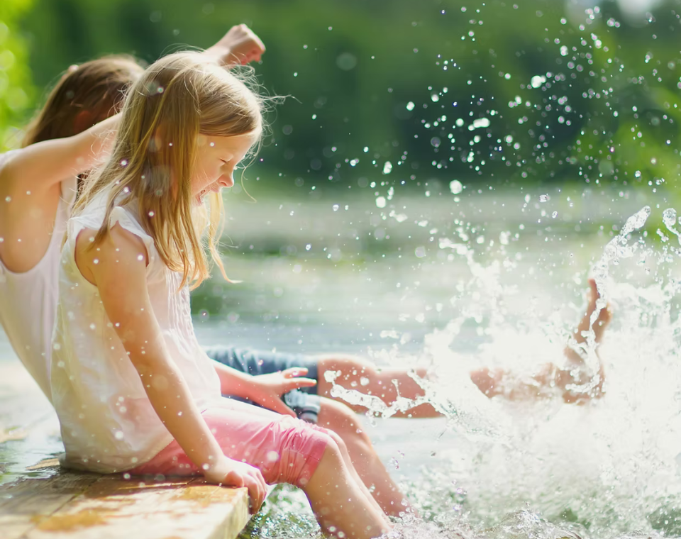 enfant qui jouent dasn l'eau